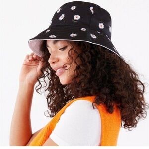 Alice + Olivia | Accessories | Alice Olivia Reversible Daisy  display picture 2